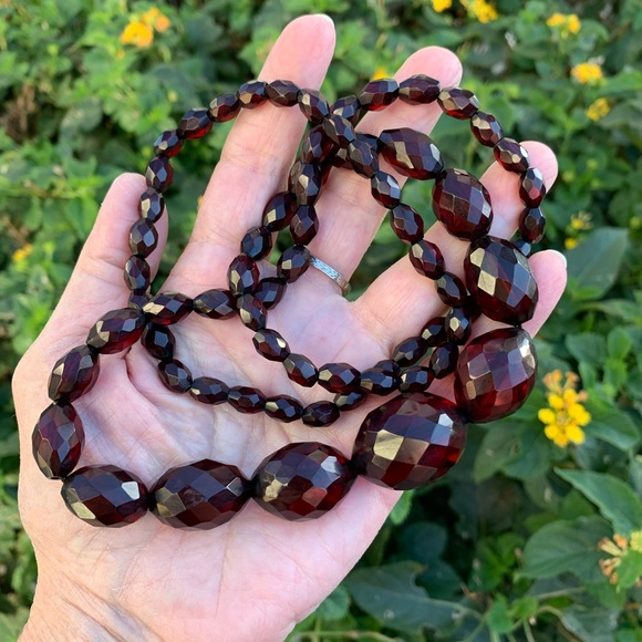 Cherry Bakelite Graduated Faceted Bead Necklace Simichrome TESTED 1.5 oz/42.5 gr - Picture 5 of 8